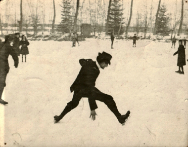 Marqué au dos : "Cliché Demay, janvier 1909, l'Arbre Sec Patinage" Marqué au dos : "Cliché Demay, janvier 1909, l'Arbre Sec Patinage"