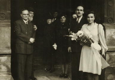 Le mariage. Avec Aristide Beslais, Georges Dubois, Henriette Baratin, une inconnue (peut-être Simone Devouassoux), Madeleine Vérillotte, Marie-Madeleine Le mariage. Avec Aristide Beslais, Georges Dubois, Henriette Baratin, une inconnue (peut-être Simone Devouassoux), Madeleine Vérillotte, Marie-Madeleine