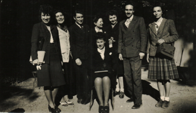 Ils sont à droite. C'est l'année où il se sont rencontrés à l'université. Marguerite a des chaussures usées à cause de la guerre mais aussi parce qu'elle faisait à pied les trajets depuis l'avenue Niel (17e) jusqu'à la Sorbonne Ils sont à droite. C'est l'année où il se sont rencontrés à l'université. Marguerite a des chaussures usées à cause de la guerre mais aussi parce qu'elle faisait à pied les trajets depuis l'avenue Niel (17e) jusqu'à la Sorbonne
