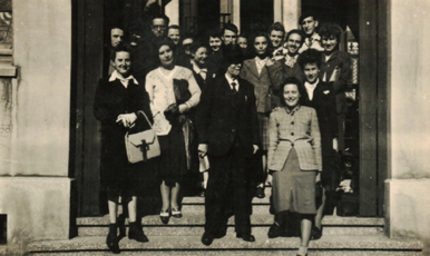 1944 à l'Institut hispanique. Ce cours a été pris en photo parce qu'il était clandestin. Le professeur avait été interdit d'enseigner par l'occupant et Henry-Louis Baratin avait organisé des séances officieuses 1944 à l'Institut hispanique. Ce cours a été pris en photo parce qu'il était clandestin. Le professeur avait été interdit d'enseigner par l'occupant et Henry-Louis Baratin avait organisé des séances officieuses