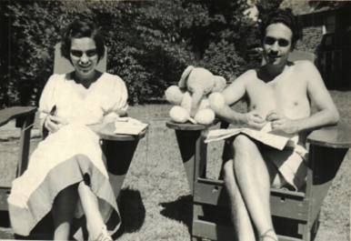 Sur le campus de l'Université Sarah Lawrence. Henry-Louis y a fait scandale en passant l'aspirateur tout nu la fenêtre ouverte Sur le campus de l'Université Sarah Lawrence. Henry-Louis y a fait scandale en passant l'aspirateur tout nu la fenêtre ouverte