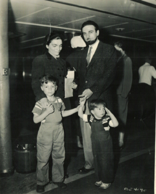 Dans le Queen Mary, aux États unis. Ils sont en train de se quitter, Henry-Louis part pour la France et Marguerite est obligée de rester Dans le Queen Mary, aux États unis. Ils sont en train de se quitter, Henry-Louis part pour la France et Marguerite est obligée de rester