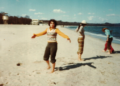 Marianne seule. Marqué au dos par l'intéressée : "Baltique. Moi (!) au premier plan" Marianne seule. Marqué au dos par l'intéressée : "Baltique. Moi (!) au premier plan"