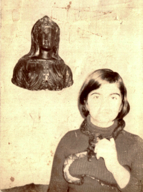 Marianne avec le python apporté par Marc, qui voulait impressionner une jeune fille avec Marianne avec le python apporté par Marc, qui voulait impressionner une jeune fille avec